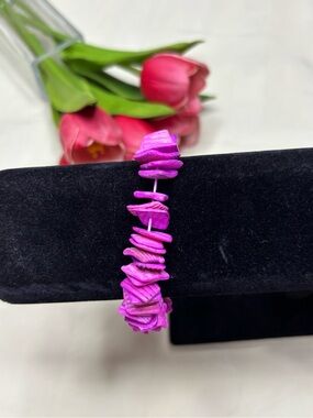 vintage/boho dyed purple puka shell chip stretch bracelet.